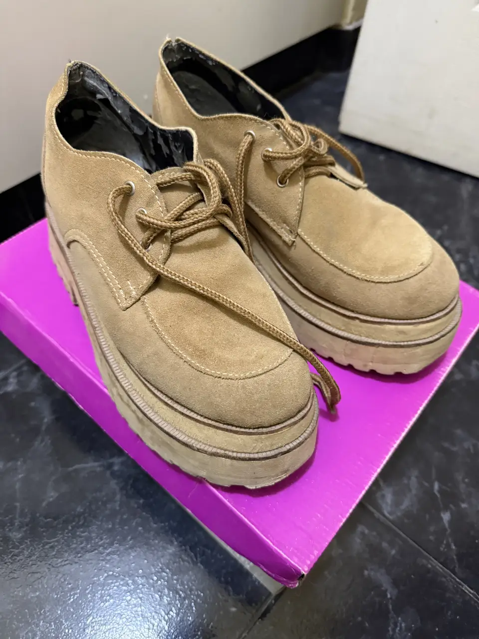 Zapatos de plataforma color marrón claro, estilo vintage. Ideales para un look retro y cómodo.