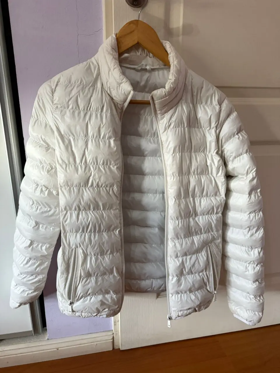 Campera de pluma blanca, ideal para el invierno. Perfecta para mantenerte abrigado con estilo. Diseño ligero y versátil.