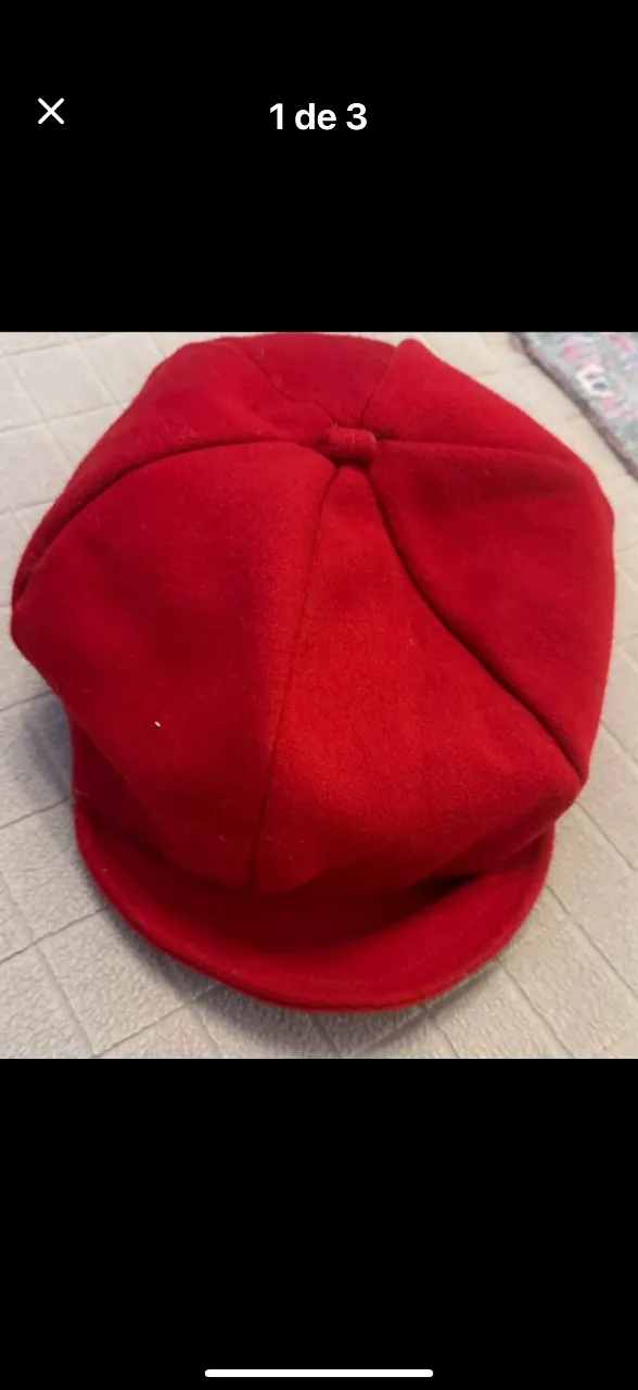 Boina de paño color rojo, ideal para el invierno. totalmente forrada..con o sin visera.Perfecto para mantener la cabeza abrigada con estilo.