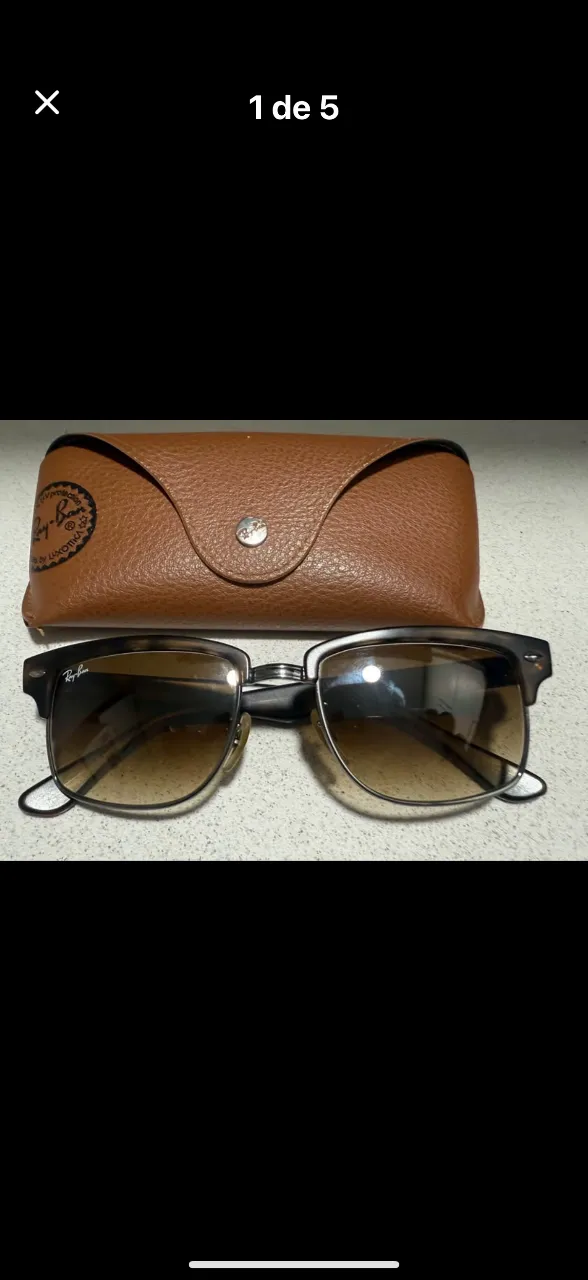 Anteojos de sol Ray-Ban Clubmaster, con marco de carey y cristales marrones. Incluye estuche original y paño de limpieza.