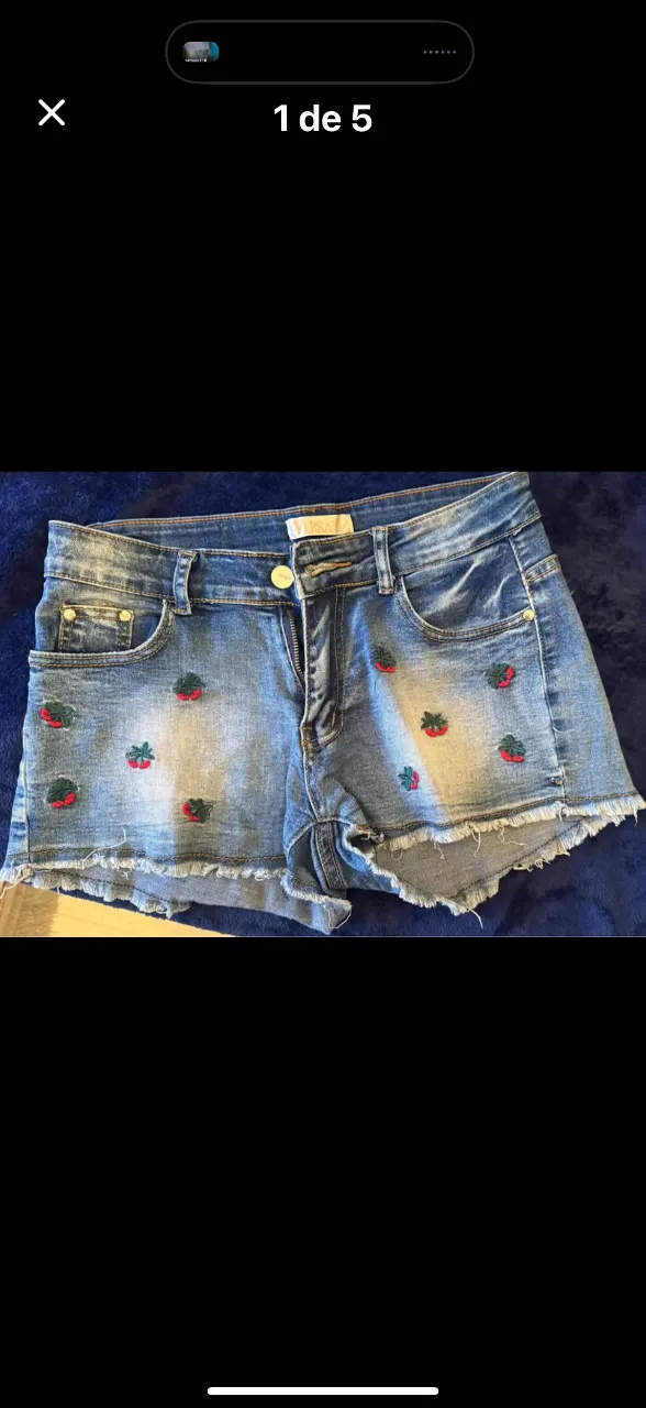 Short de jean azul con bordados de frutillas. Talle 36. Ideal para un look casual y fresco.