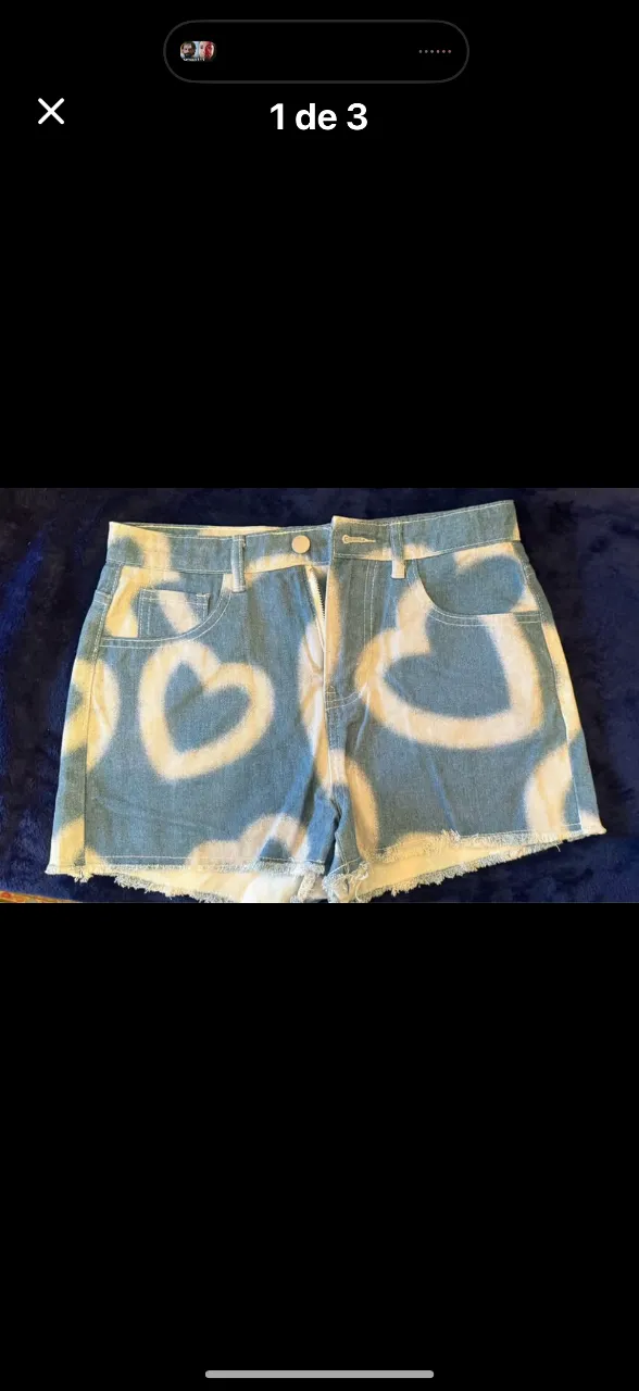 Short de jean tiro alto con estampado de corazones en blanco. Ideal para un look casual y moderno.