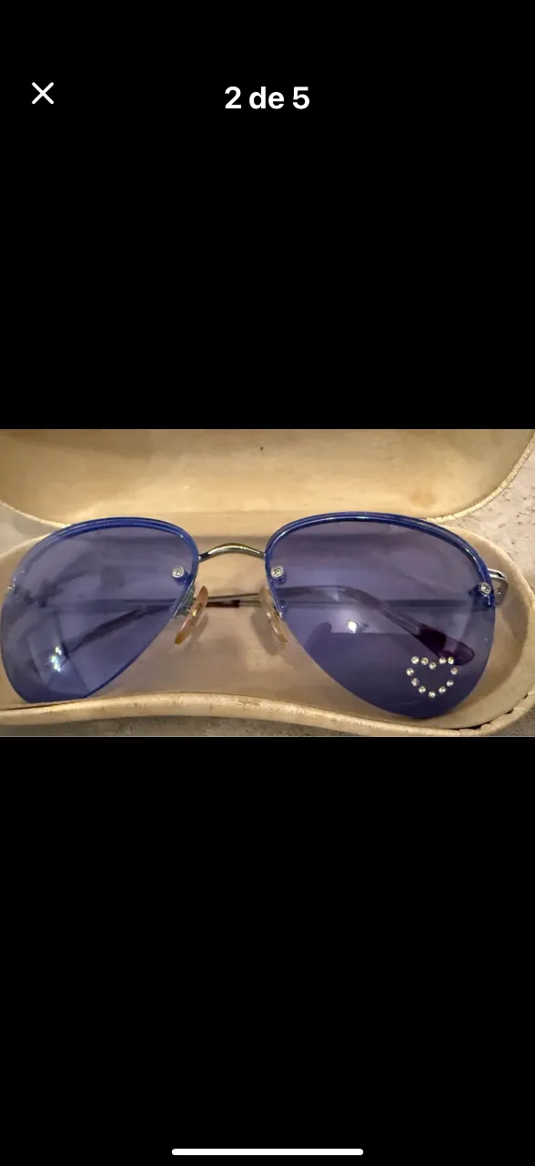 Anteojos de sol vintage con cristales azules y detalles de strass en forma de corazón. Incluye estuche.