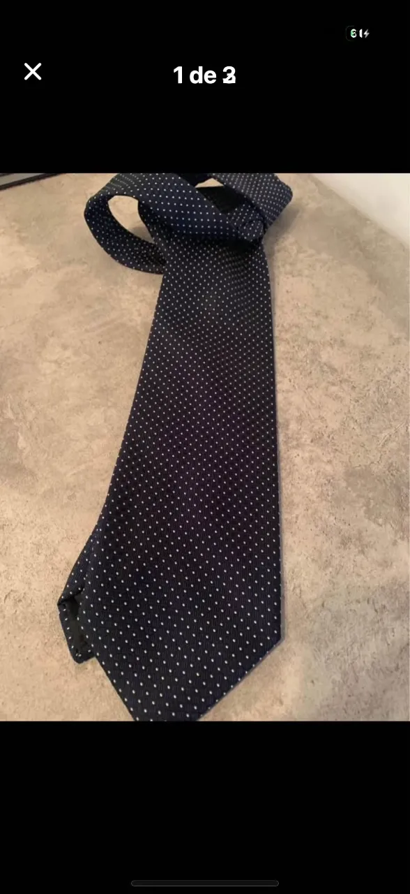 Corbata azul marino con pintitas blancaa, ideal para un look formal o de trabajo. Marca Oscar Fabiani Studio.