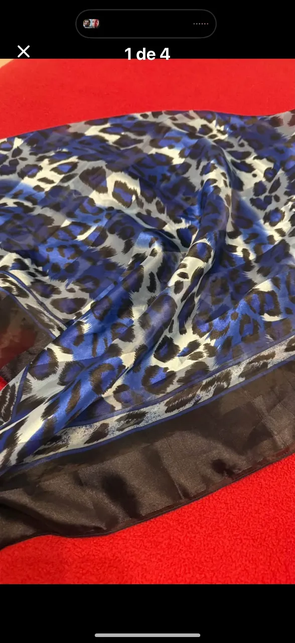 Pañuelo de seda con estampado de leopardo en tonos azules y blancos. Ideal para darle un toque de estilo a cualquier look. 90 x 90 cm super amplio