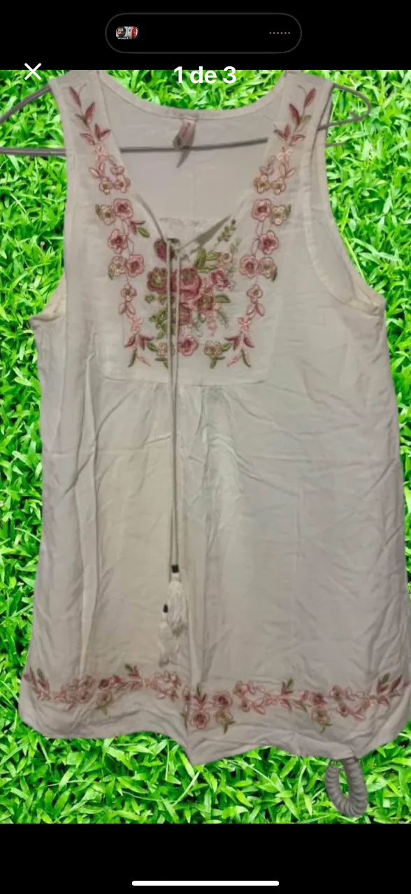 vestido de niña sin mangas, blanca con bordado floral en el pecho y en el borde inferior. Estilo boho y artesanal, ideal para el verano.talle 10/12