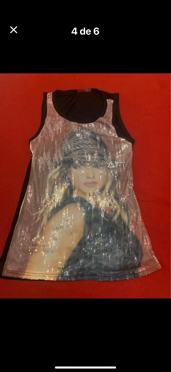 Musculosa de mujer con diseño de lentejuelas plateadas de algodón con tul.sobre un fondo negro. Ideal para fiestas o salidas.