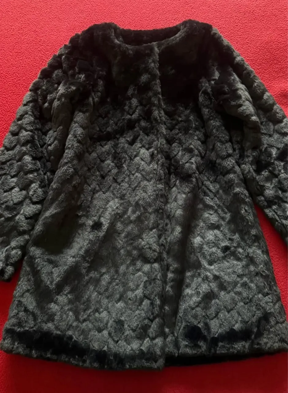 Tapado de niña negro con textura de piel, ideal para el invierno. Forrado con tela estampada con estrellas.