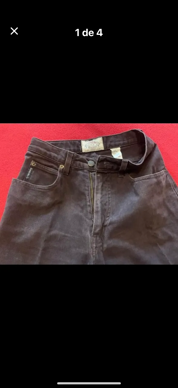 Jeans rectos de piel de durazno negro topo de la marca Armani Jeans. Tiro alto, con bolsillos delanteros y traseros. Un clásico original