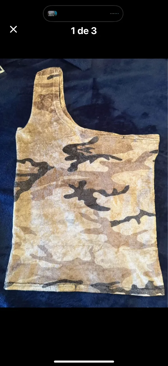 Top musculosa de mujer con estampado camuflado en tonos marrones y negros. Diseño asimétrico con un solo hombro.de chenille