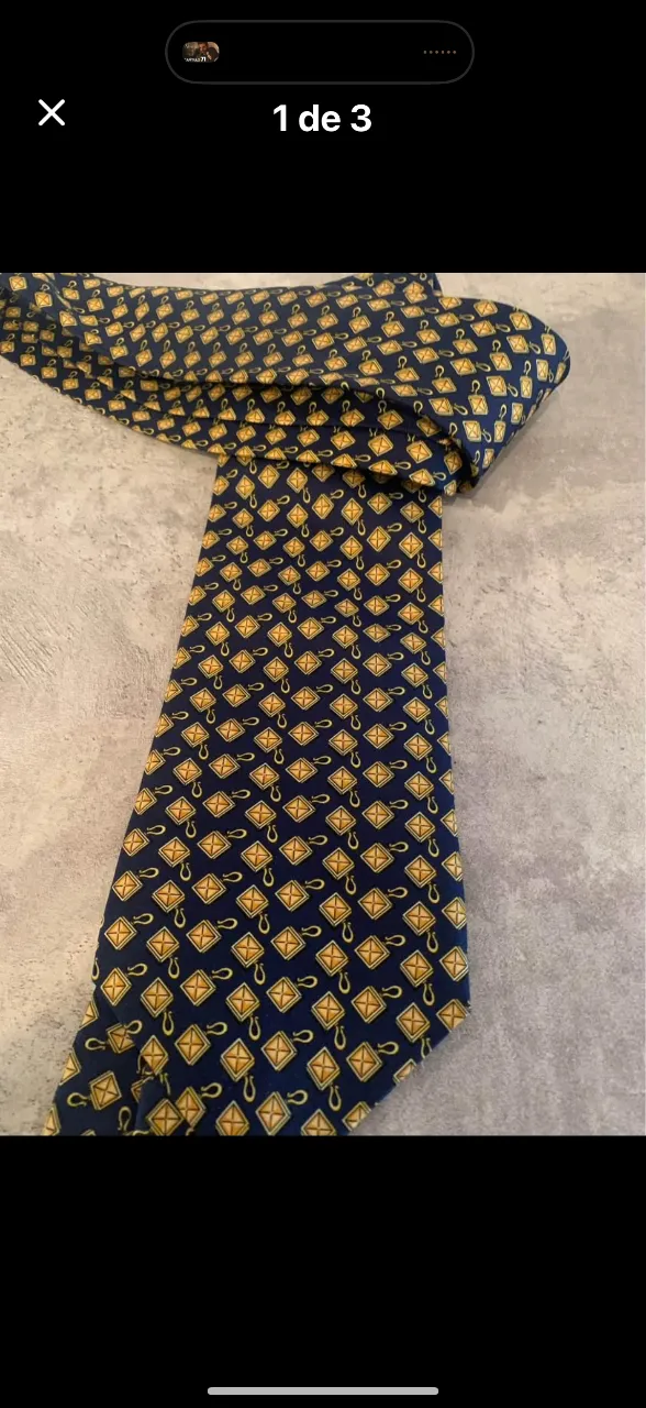 Corbata de seda azul marino con estampado de rombos dorados. Un accesorio clásico y elegante, perfecto para elevar cualquier atuendo formal o de negocios. Ideal para eventos importantes o para el día a día en la oficina.