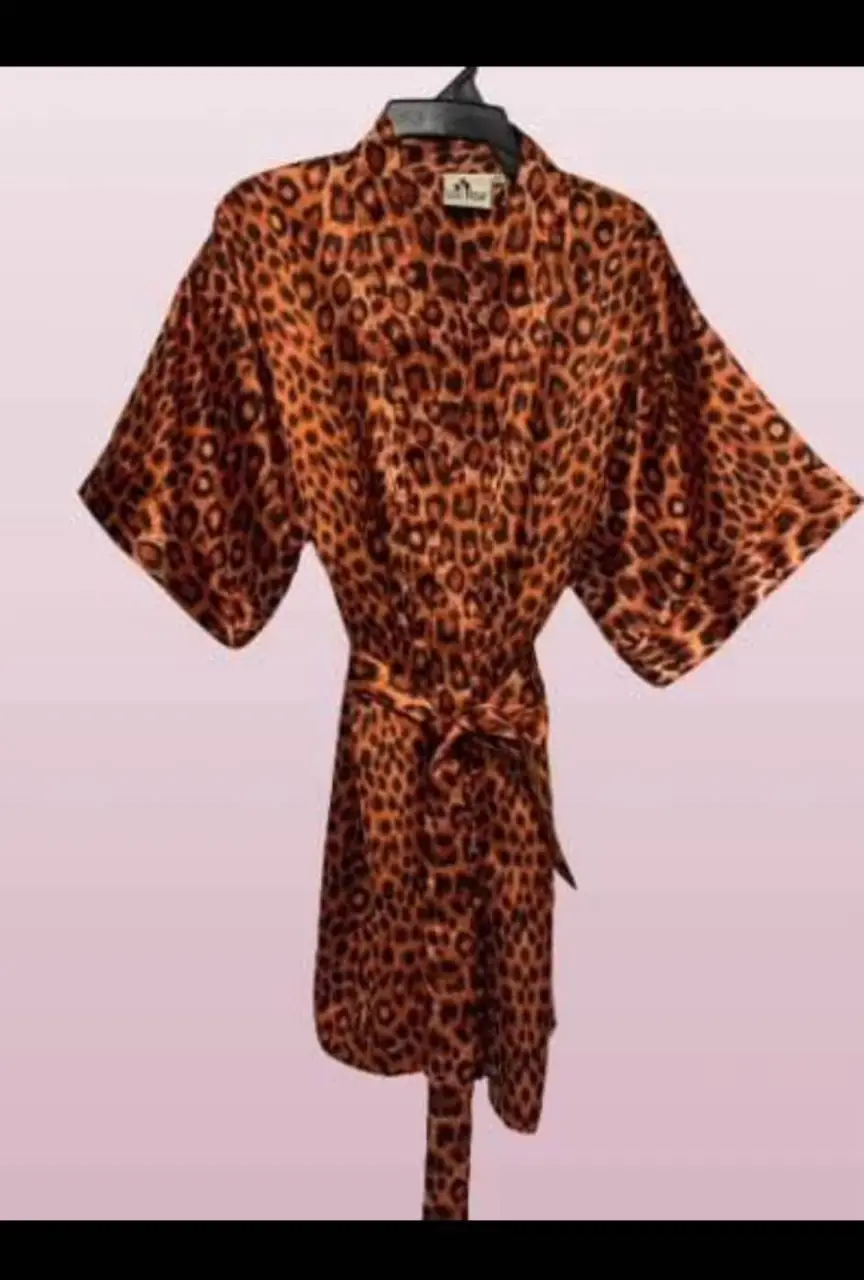 Bata de satín con estampado de animal print. Ideal para usar como salida de baño o para darle un toque chic a tu look casual. Confeccionado en tela suave y fluida, con cinturón para ajustar a la cintura.