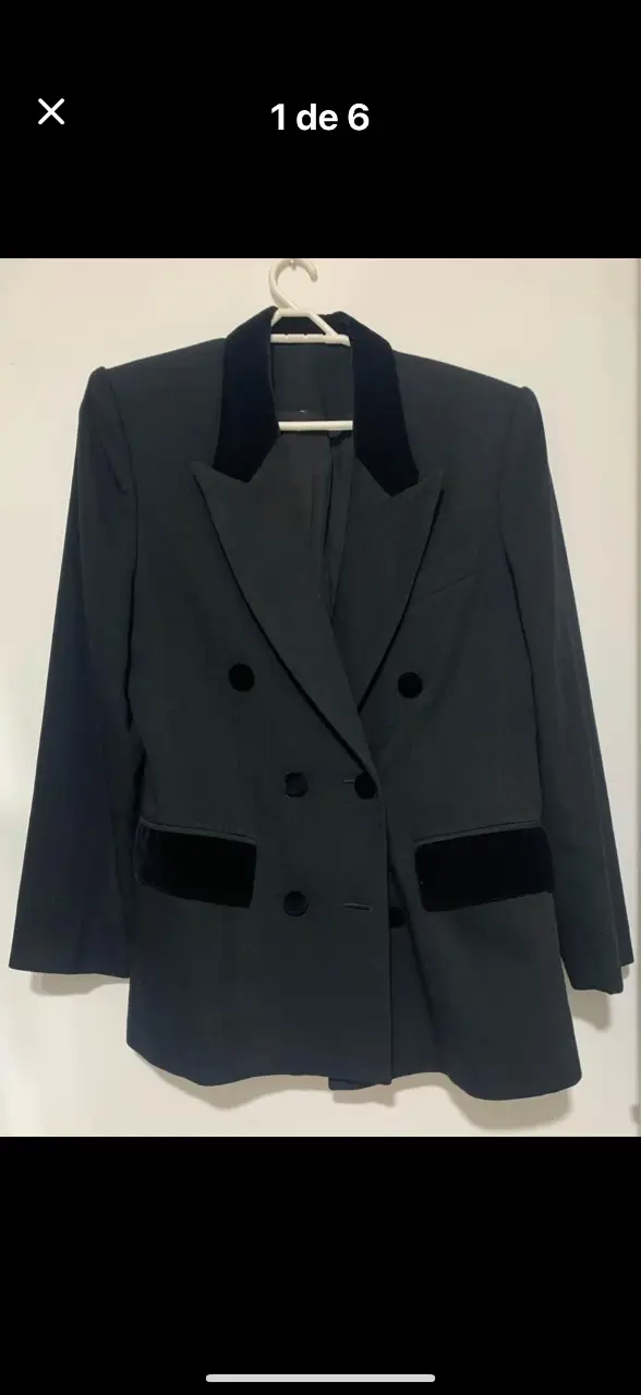 Elegante blazer negro cruzado con solapas y bolsillos de terciopelo. Ideal para un look formal y sofisticado. totalmente forrado