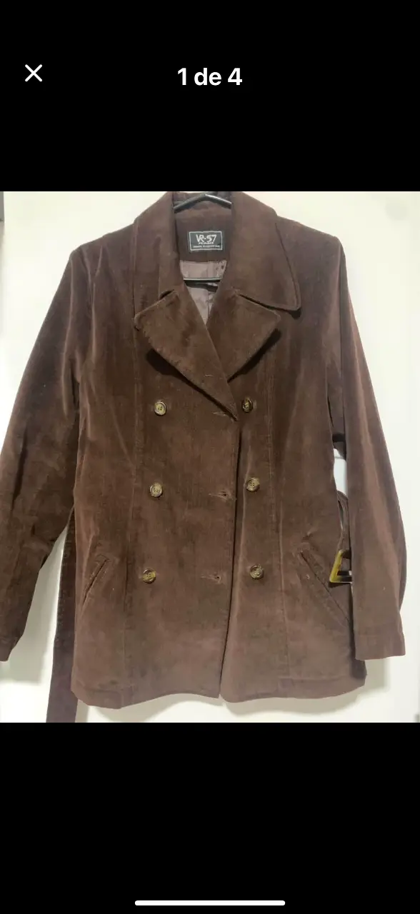 Chaqueta pana marrón con cinturón. Ideal para el invierno, con un estilo retro y elegante. Posee botones y bolsillos.totalmente forrada
