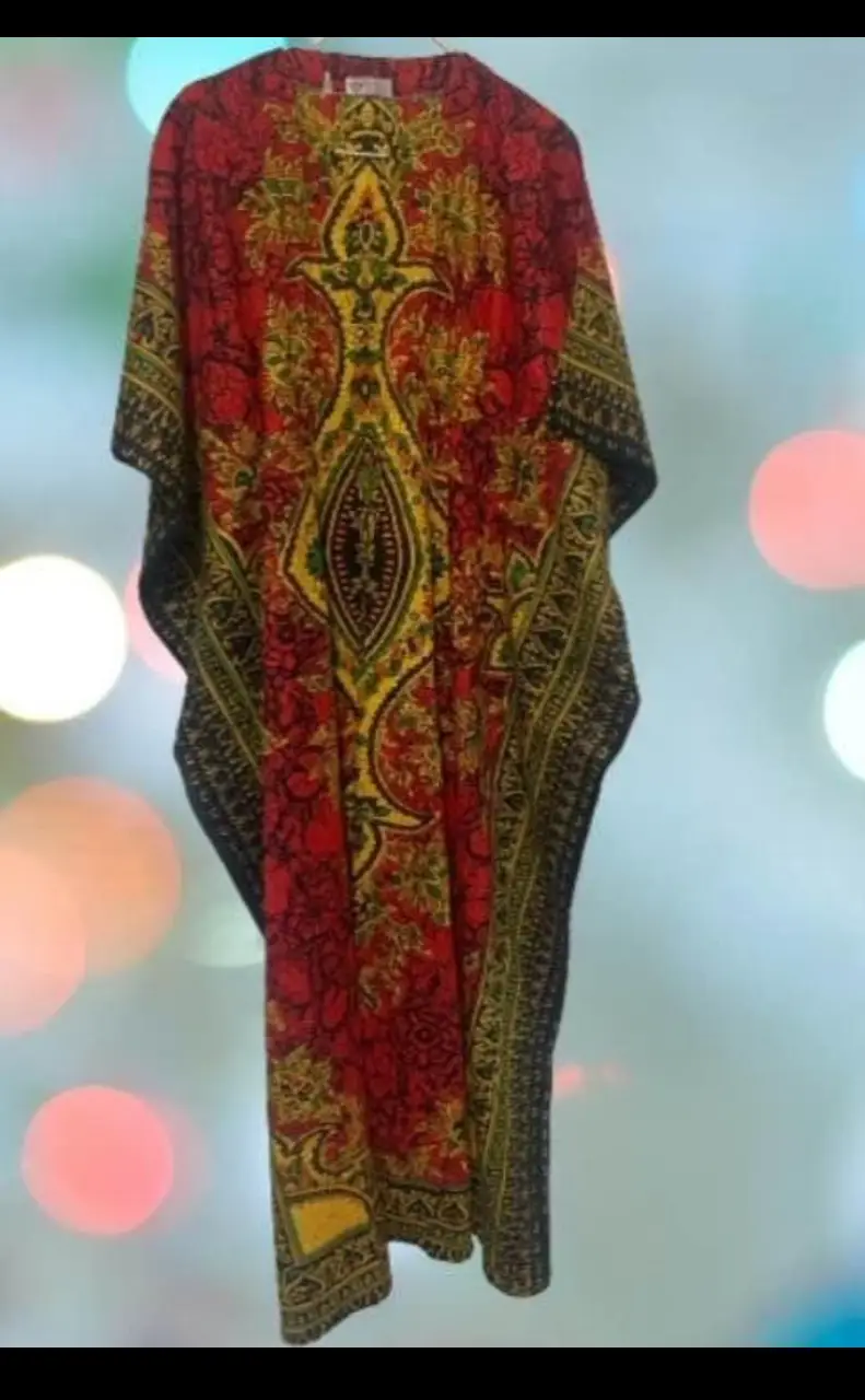 Precioso caftán largo con estampado floral en tonos rojos y amarillos. Ideal para un look bohemio y elegante. Perfecto para eventos especiales o para lucir en tus vacaciones.Importado de Tailandia con elástico en la cintura.. 