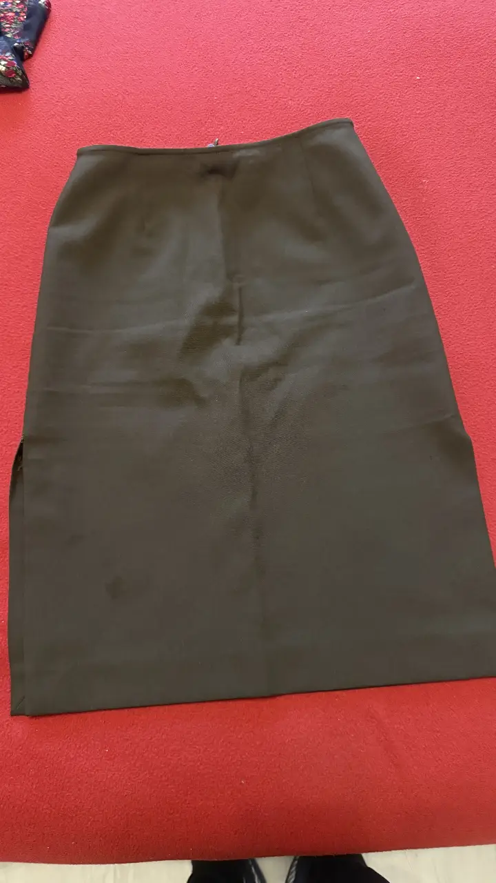 Pollera sastrera marrón oscuro de la marca Zara Basic, con talle 36. Ideal para un look formal o de trabajo.tajos laterales
