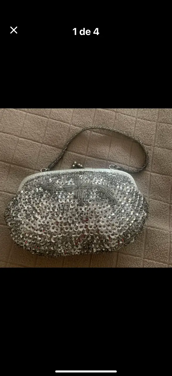 Cartera de mano plateada con lentejuelas y detalles bordados. Ideal para eventos especiales y fiestas. Diseño elegante y vintage.