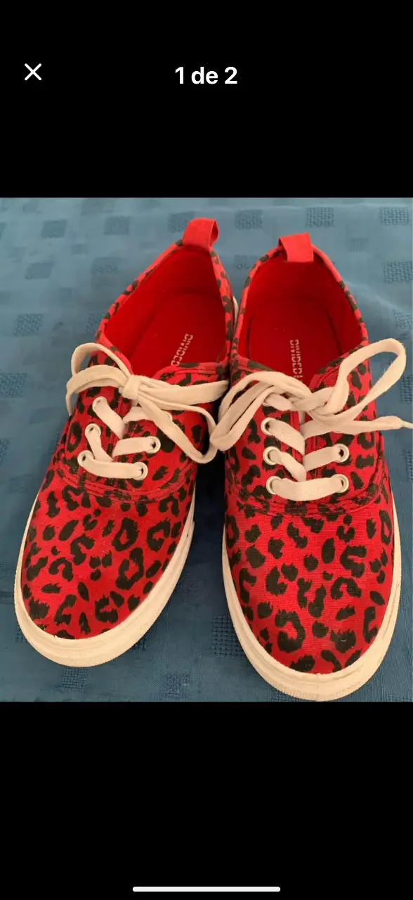 Zapatillas rojas con estampado de animal print y cordones blancos. Ideales para un look casual y moderno.un solo uso..