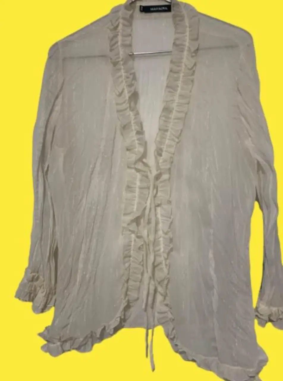 Blusa de mujer color crudo con detalles de volantes en el frente y mangas. Marca Markova, talle 46. Ideal para un look elegante y sofisticado. gasa arrugada con hilos dorados. 