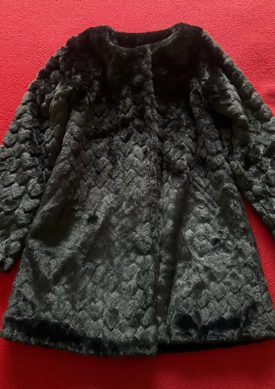 Tapado negro de niña, con textura de piel sintética. Ideal para el invierno, abrigo y estilo.