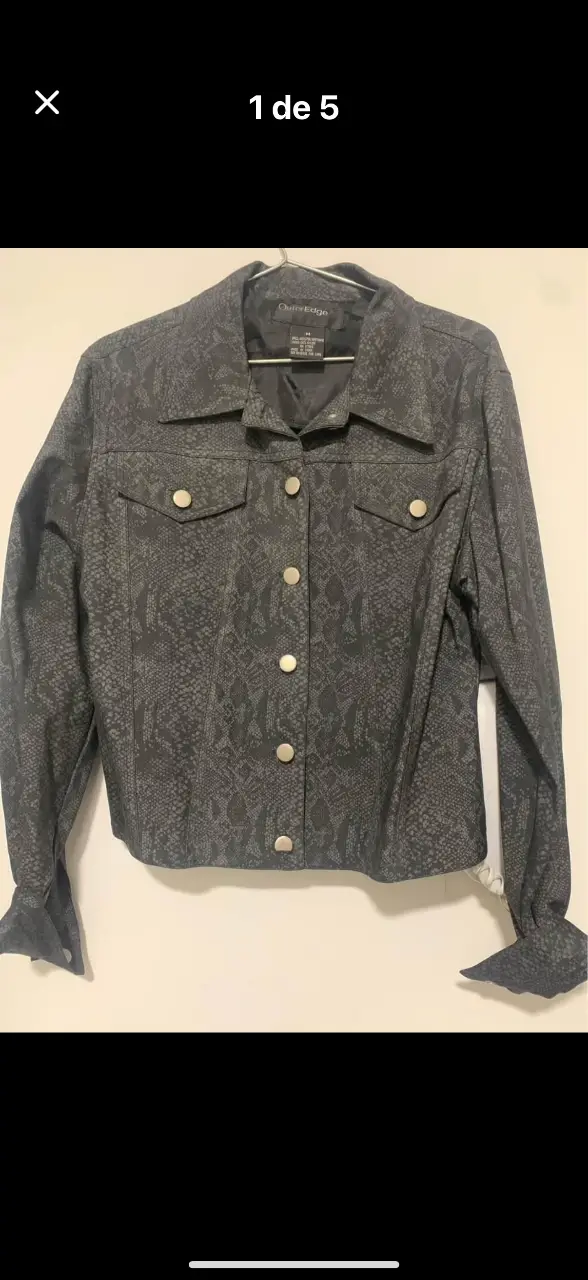 Campera de mujer Outer Edge, tela engomada impermeable con estampado animal print en color gris. Talle M. Posee botones plateados y bolsillos delanteros. Ideal para un look casual y canchero.