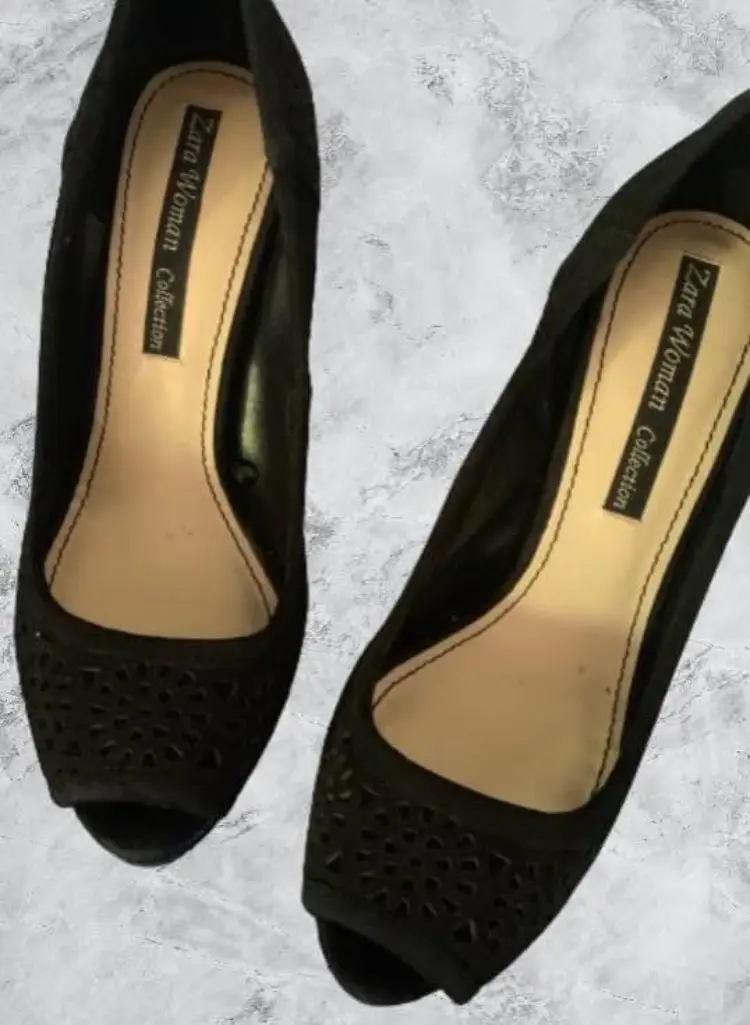 Zapatos de taco alto negros de la marca Zara Woman Collection, con diseño calado en la puntera y plataforma. Ideales para eventos formales o salidas nocturnas.