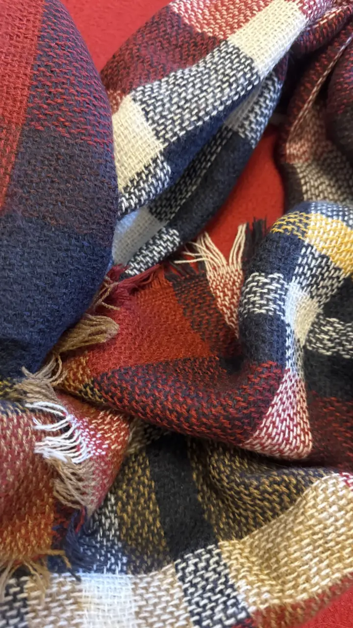 Bufanda circular a cuadros en tonos Bordeaux,  azul, blanco y amarillo. Ideal para el invierno, con flecos en los extremos.super calentita.. muy suave.