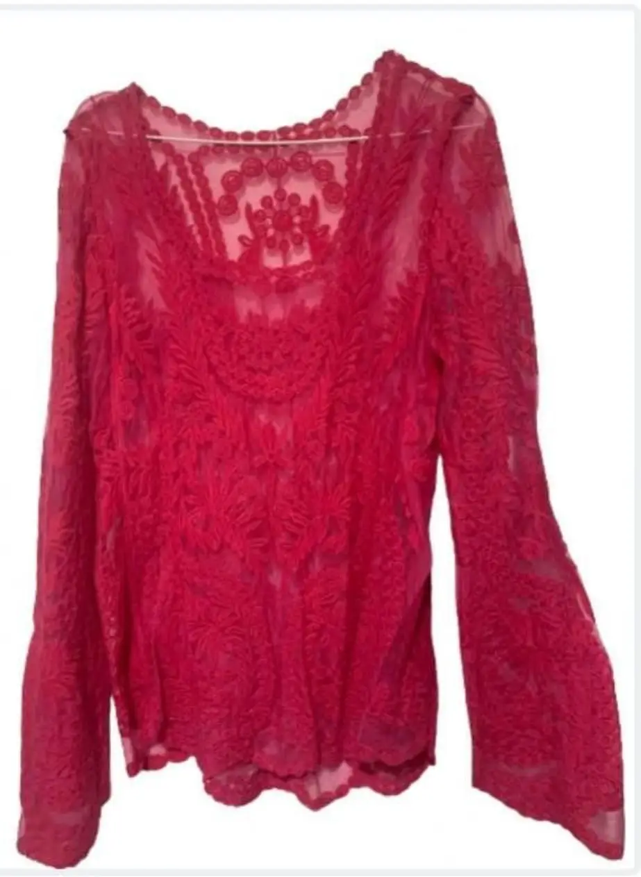 Blusa de tul bordado fucsia. ideal para un look romántico y femenino. Con mangas largas acampanadas y detalles florales, perfecta para ocasiones especiales.