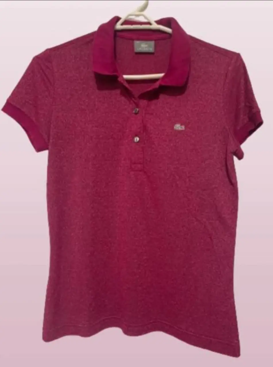 Remera tipo polo de mujer, color fucsia. Confeccionada en tela suave Lurex , ideal para un look casual y cómodo. Lacoste original