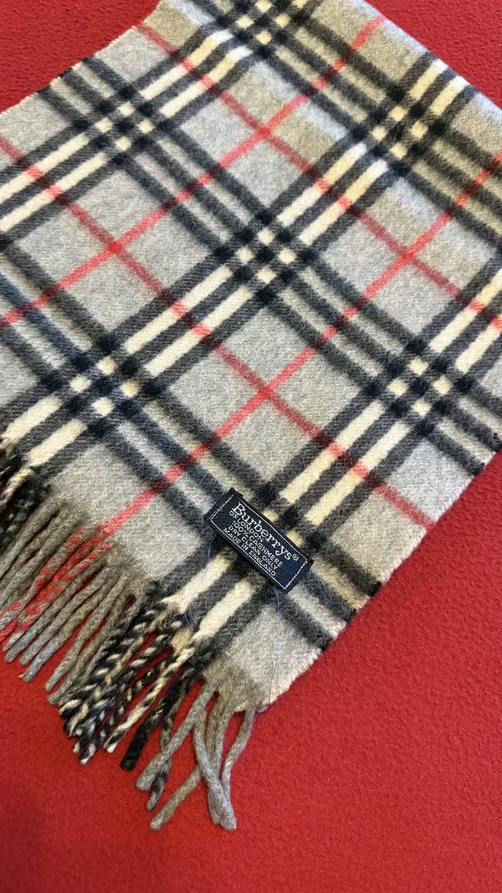 Bufanda Burberry a cuadros en tonos grises, rojos y blancos. Un clásico  para complementar cualquier look de cashmir 100% importada