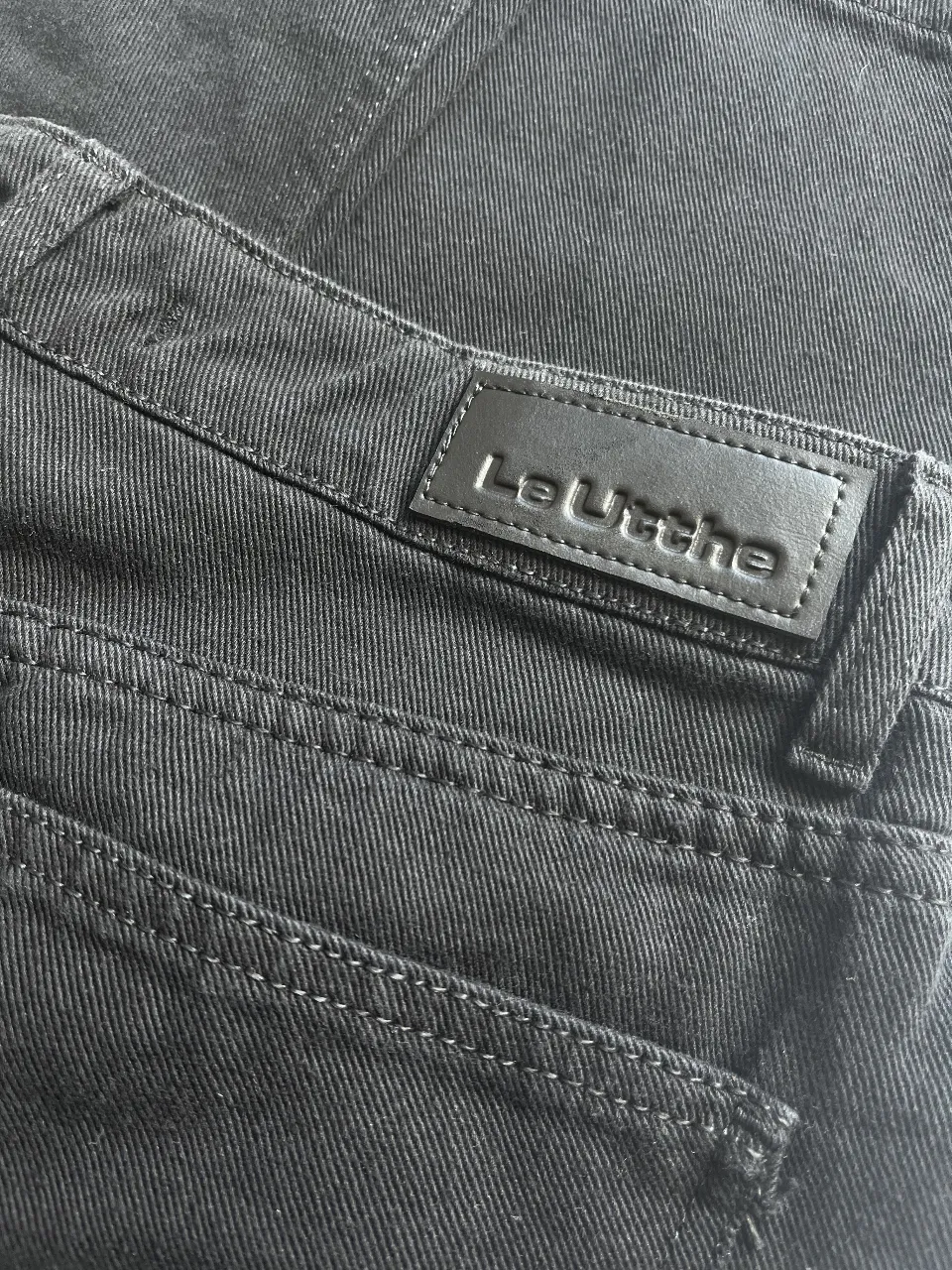 Jean negro marca LeUtthe, tiro alto. 
Talle: 34
Largo: 100cm
Largo entrepierna: 70cm
Contorno de cintura: 60cm
Contorno de cadera: 86cm