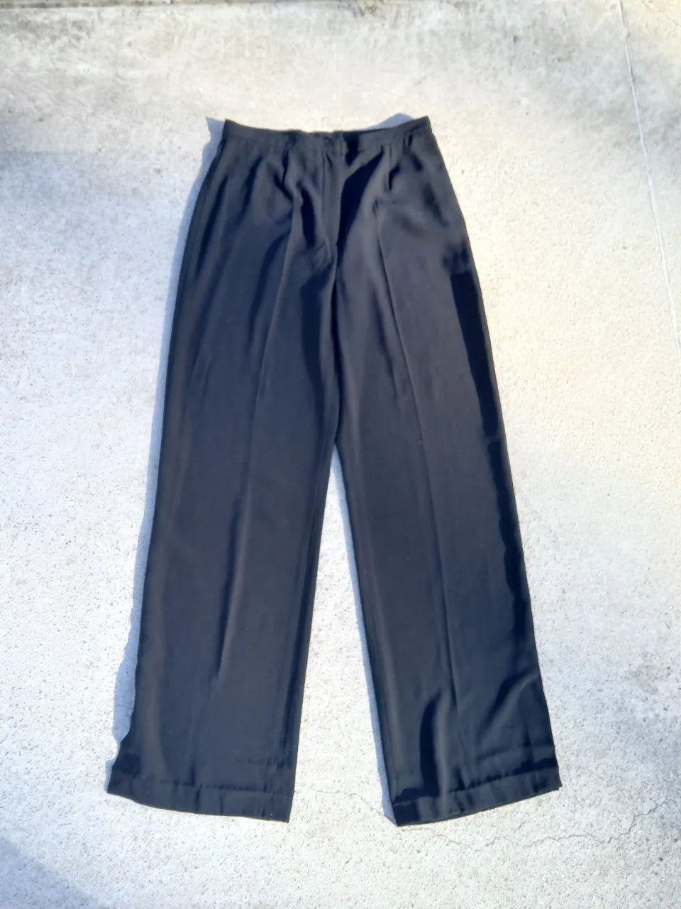 Pantalón sastrero negro de la marca Jessica. Tiro medio, corte recto y pinzas delanteras. Ideal para un look formal o de oficina.