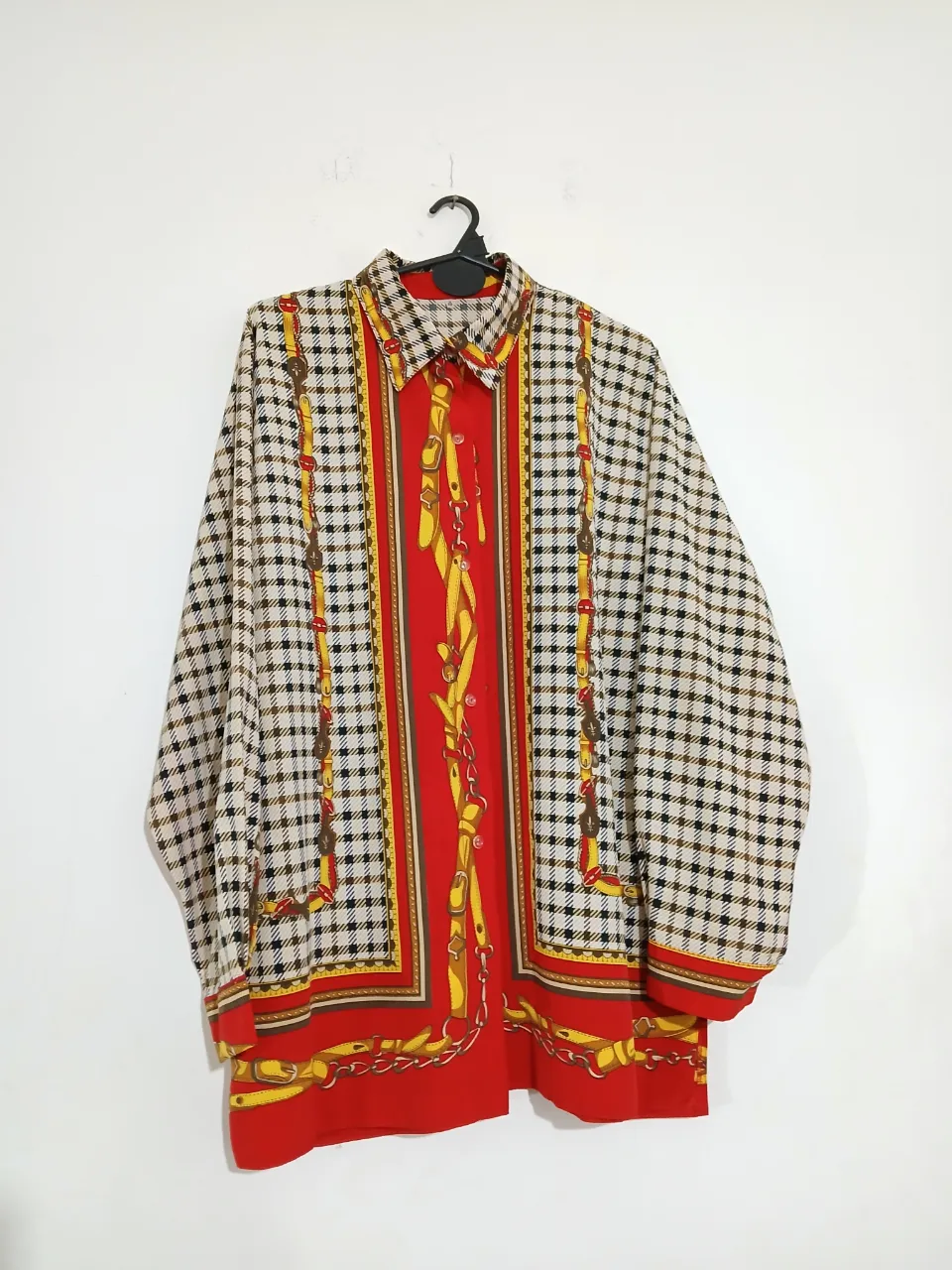 Camisa vintage estampada con diseño de cuadros y detalles en rojo y amarillo. Ideal para un look vintage y con estilo.