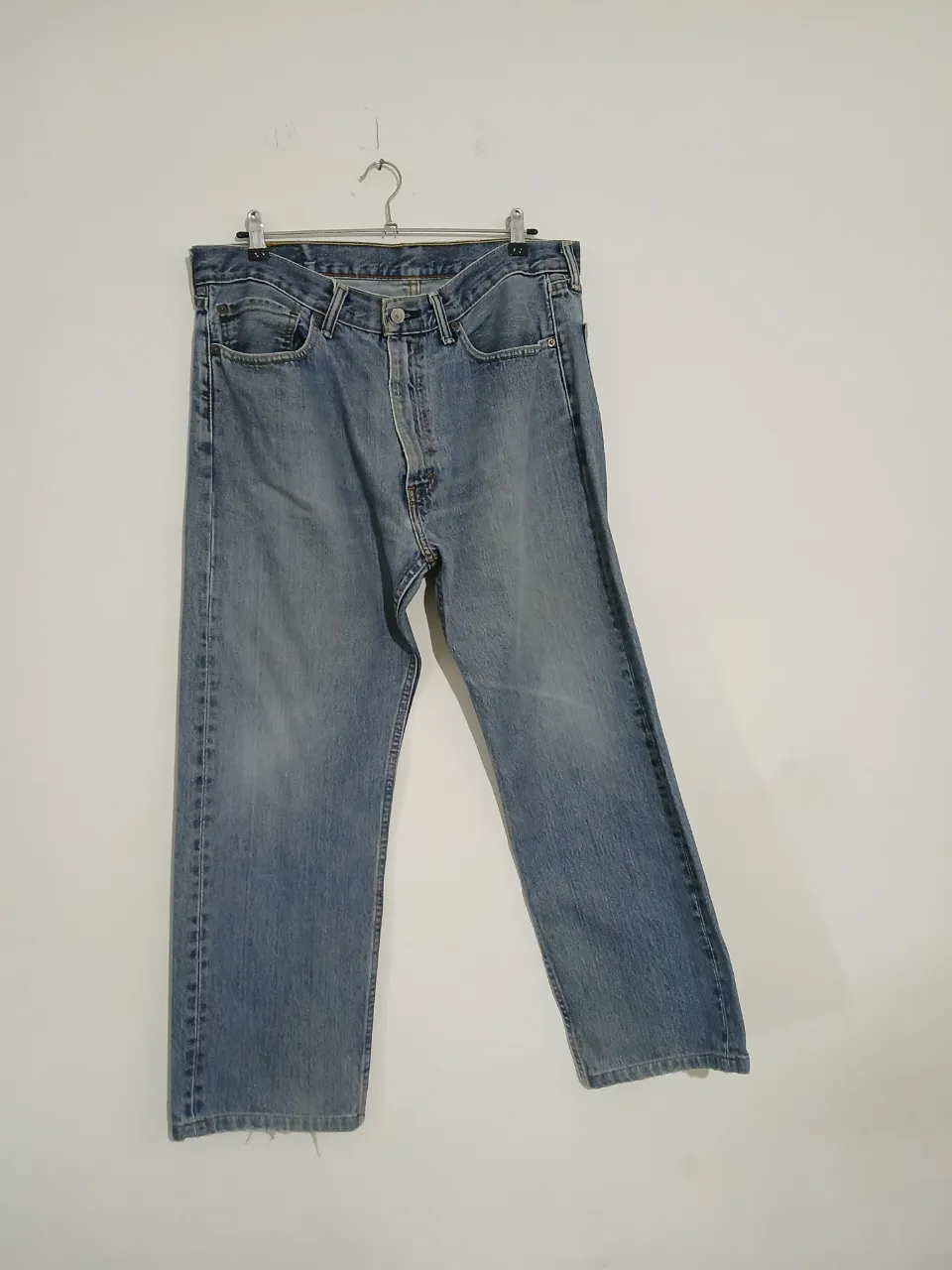 Jeans rectos de hombre, color azul claro, con etiqueta Levi's 505. Talle 36x32. Ideal para un look casual y cómodo.
talle 46
tiene desgaste en botamanga. solo eso