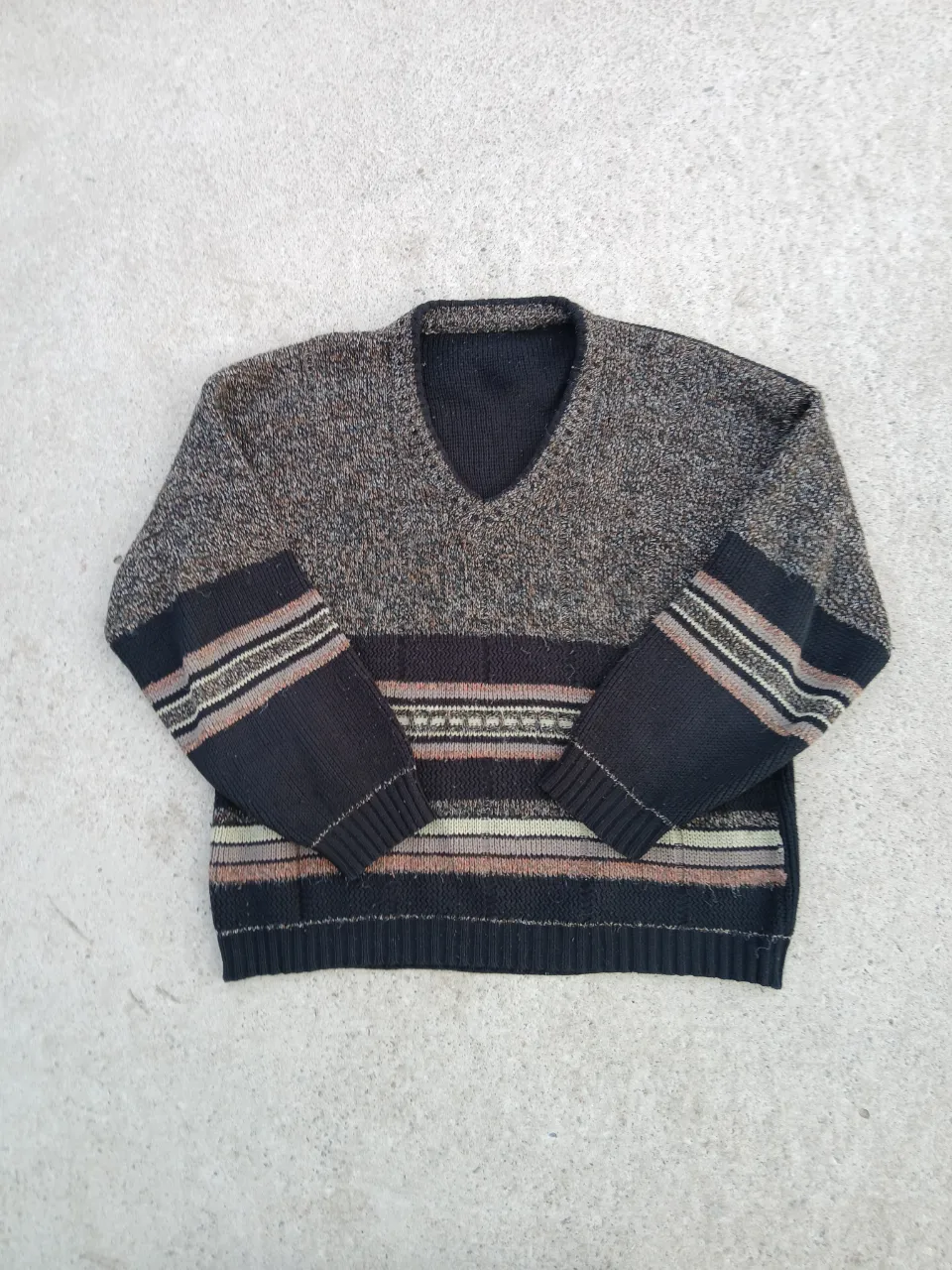 Sweater vintage de hombre con cuello en V, diseño a rayas en mangas y parte inferior. Ideal para un look casual y abrigado.