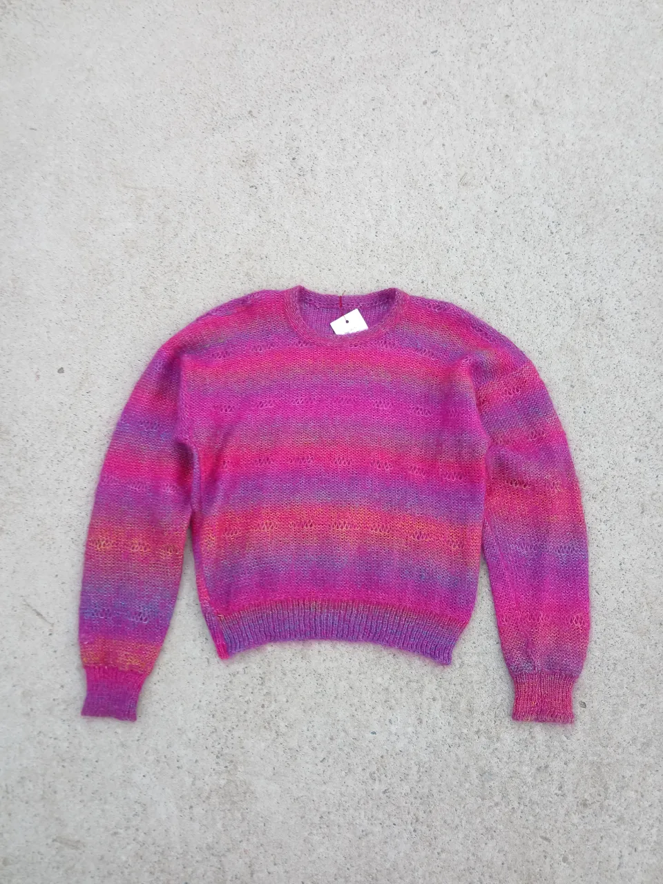 Sweater vintage lana tejido a mano con degradé de colores rosa y violeta.
Talle s/m
