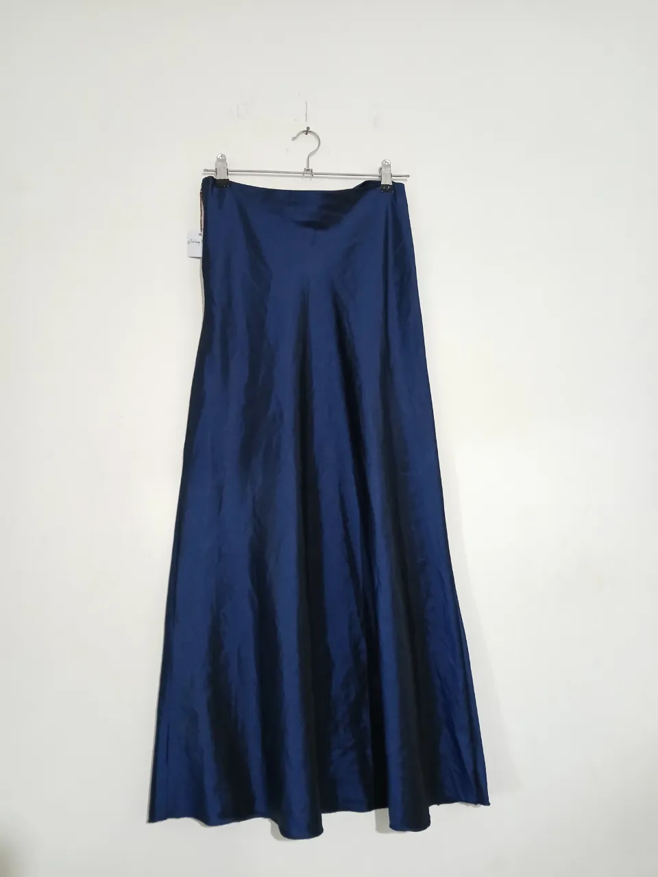 Pollera larga de satén azul marino, ideal para eventos formales o fiestas. Confeccionada en un tejido suave y fluido, esta pollera ofrece un ajuste elegante y cómodo. Perfecta para crear un look sofisticado y atemporal.
Talle 1
