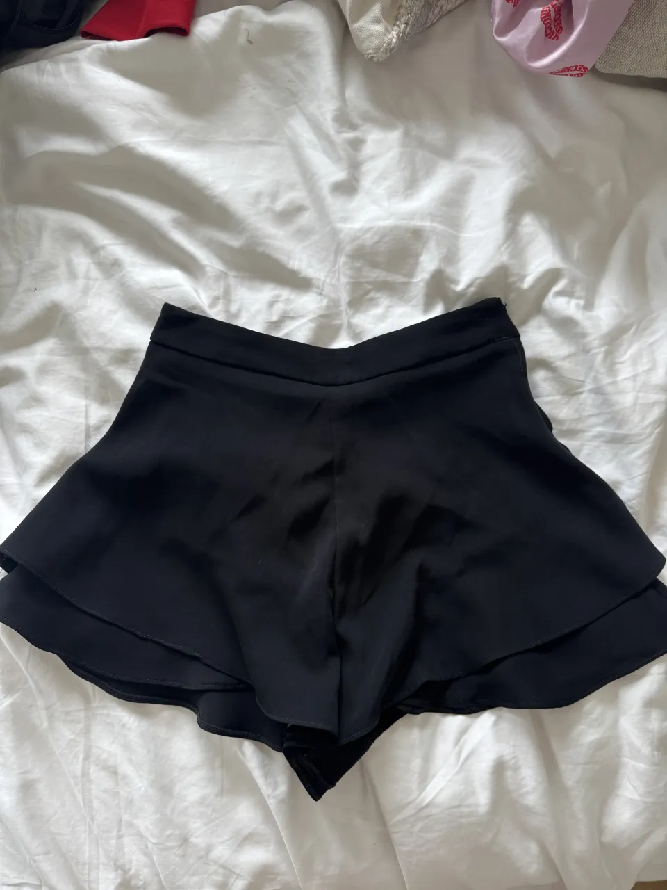 Shorts negros con volados en la parte inferior.