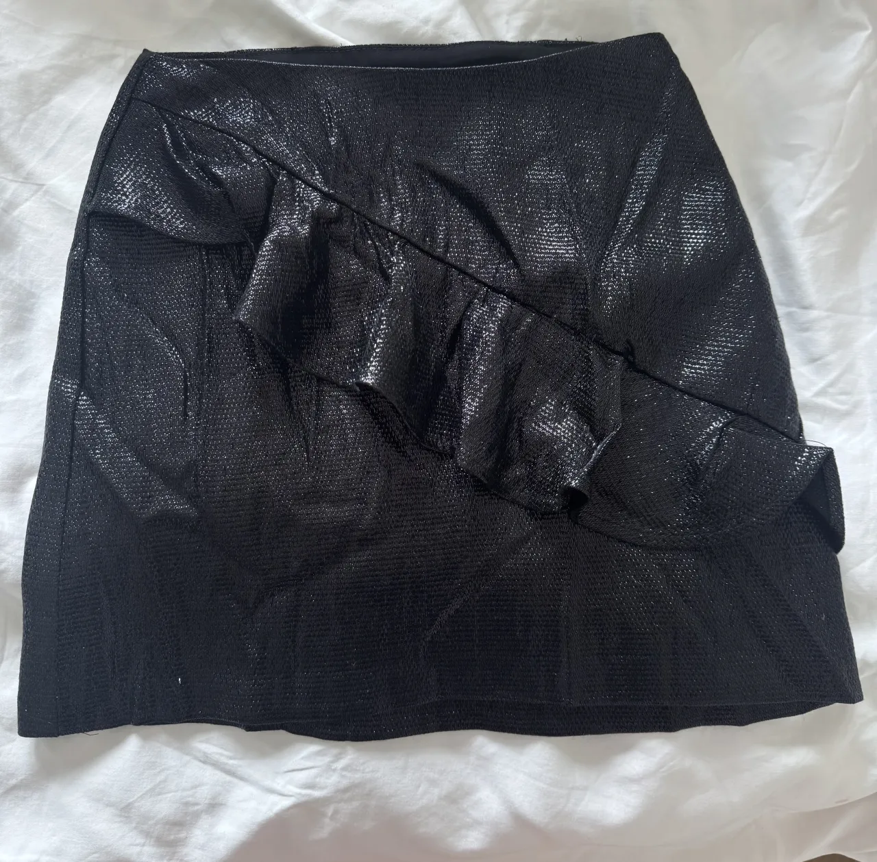 Pollera negra corta con volado.