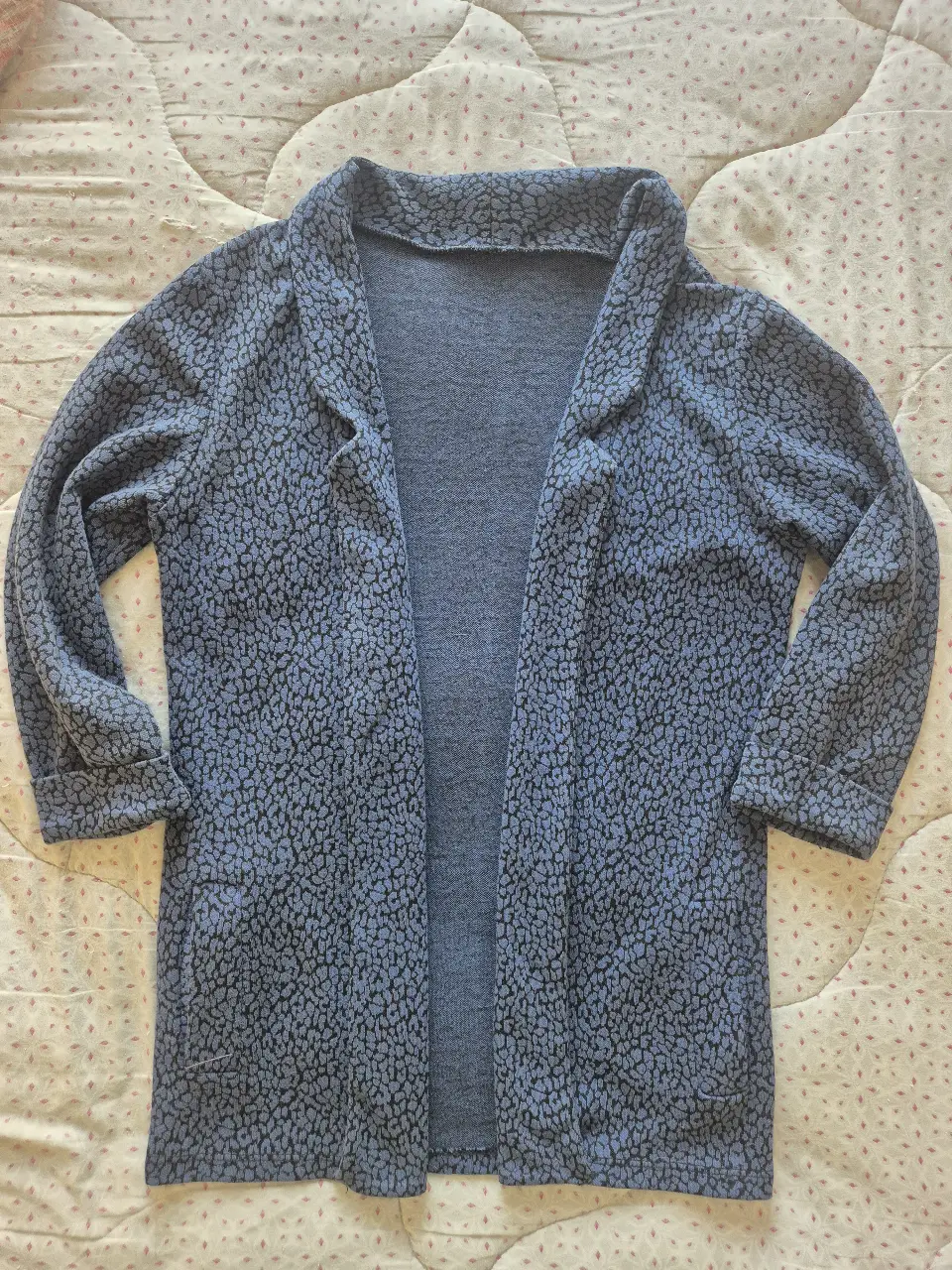 Cardigan de mujer con estampado de diseño animal print en tonos azules y negros. Ideal para un look casual y cómodo. Perfecto para usar en cualquier ocasión.