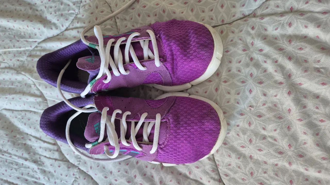 Zapatillas Adidas para mujer, color violeta y blanco, ideales para running y uso diario. Talle 36.5, hechas en China. Medida de la plantilla 24cm