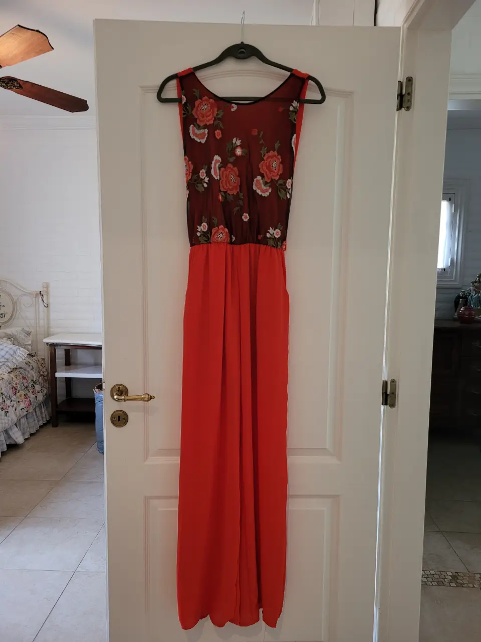 Mono largo de mujer, con corpiño bordado con flores y pantalón palazzo en color rojo. Ideal para eventos especiales o salidas.