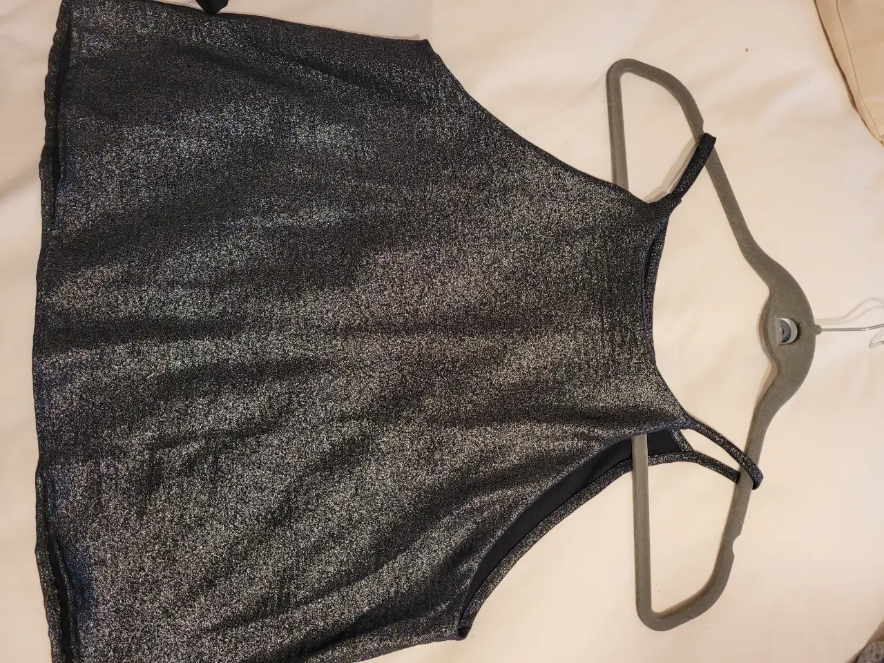 Top de fiesta con brillo, escote halter. Ideal para eventos y salidas nocturnas. Negro brilloso