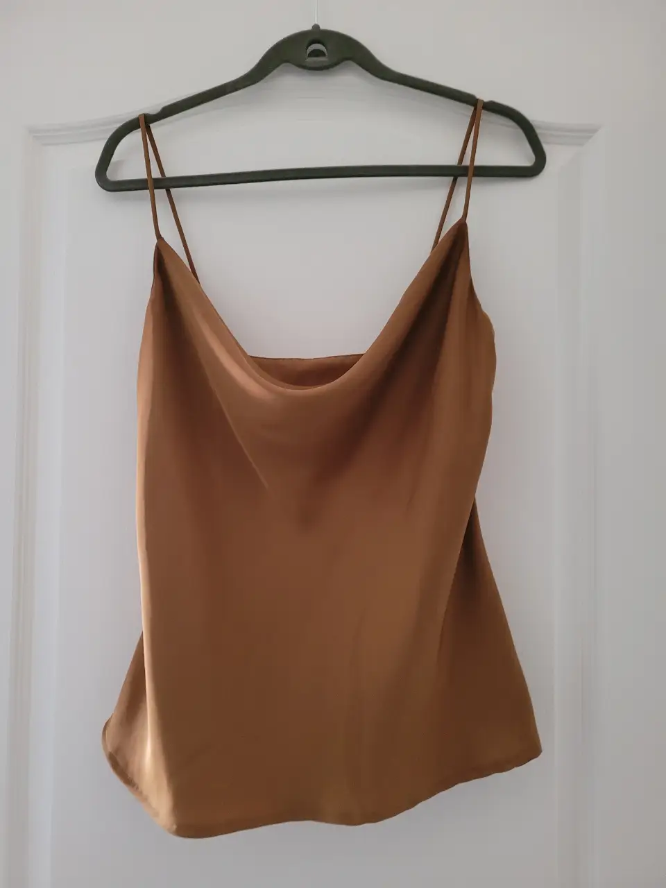 Top de mujer color marrón con breteles finos y escote en forma de U caida. Ideal para combinar con jeans o faldas.