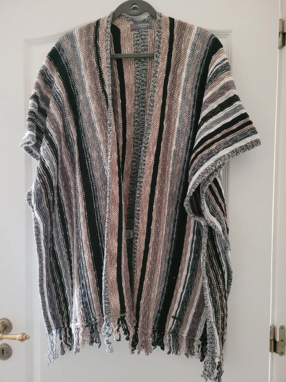 Kimono de tejido artesanal a rayas en tonos neutros, ideal para un look bohemio y cómodo. Perfecto para usar sobre otras prendas.