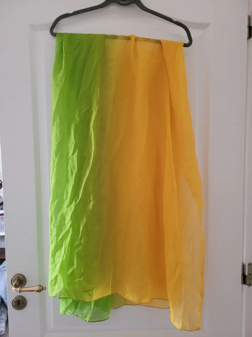 Pañuelo largo de gasa con degradado de colores verde y amarillo. Ideal para eventos especiales o para darle un toque de color a tu guardarropa.