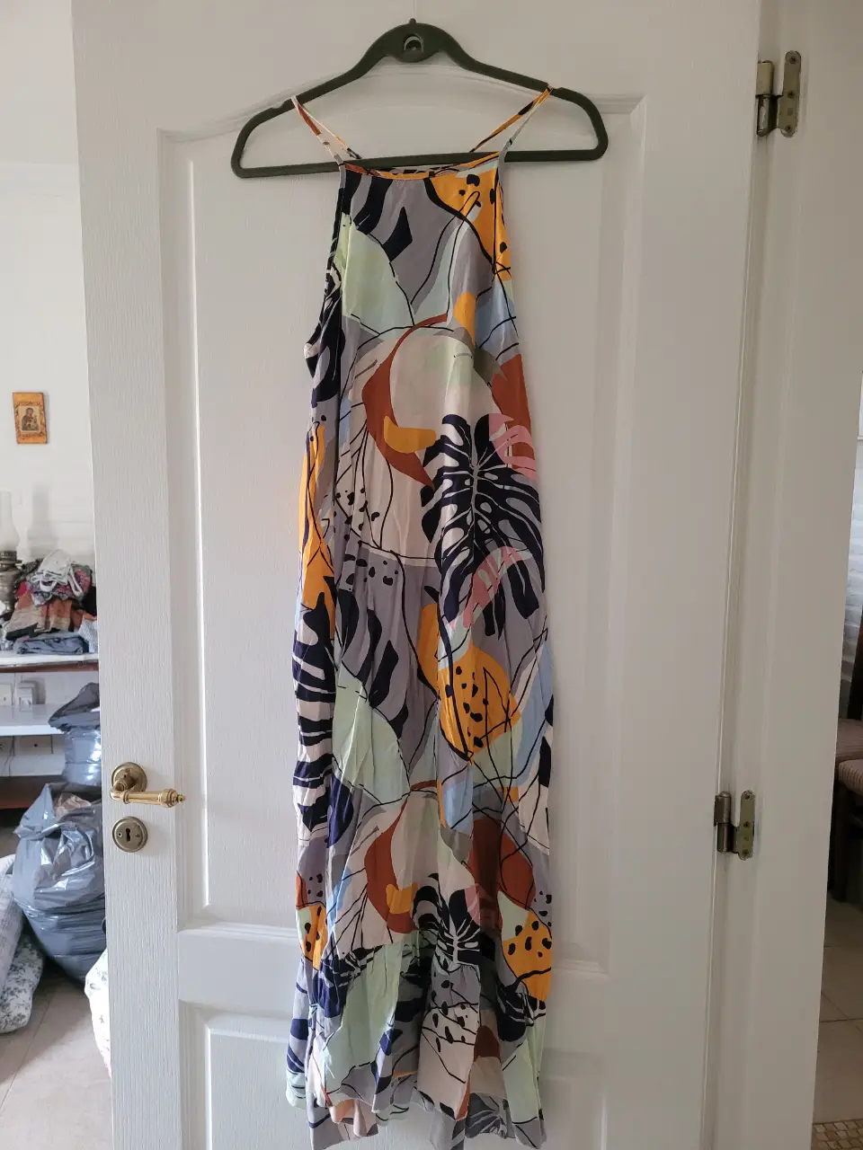 Vestido largo de mujer con estampado de hojas y formas abstractas. Ideal para el verano, con tirantes finos y un diseño fresco y moderno.