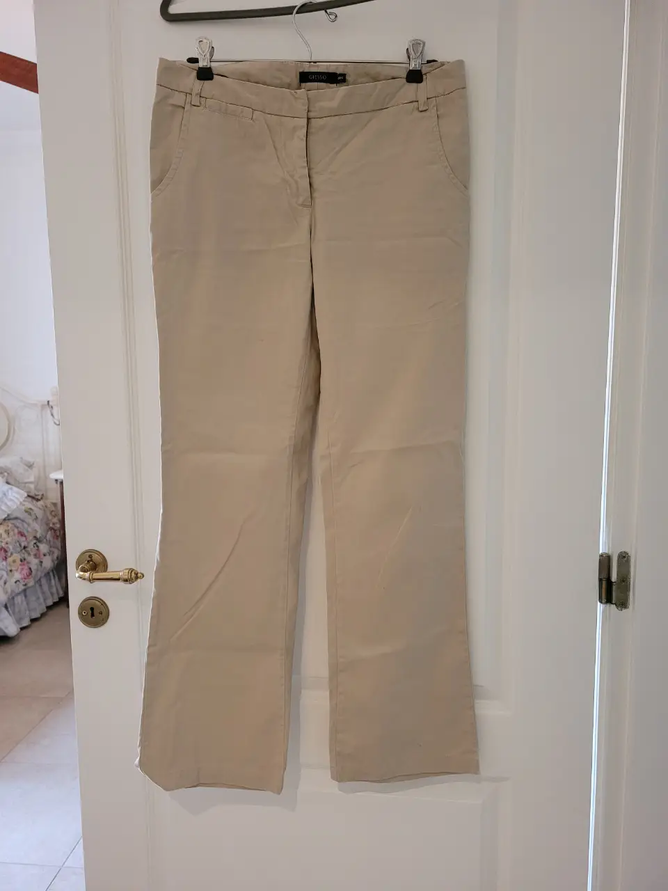 Pantalón sastrero color crudo/beige de la marca Giesso. Corte recto, ideal para un look elegante y versátil. Perfecto para el trabajo o una salida.
