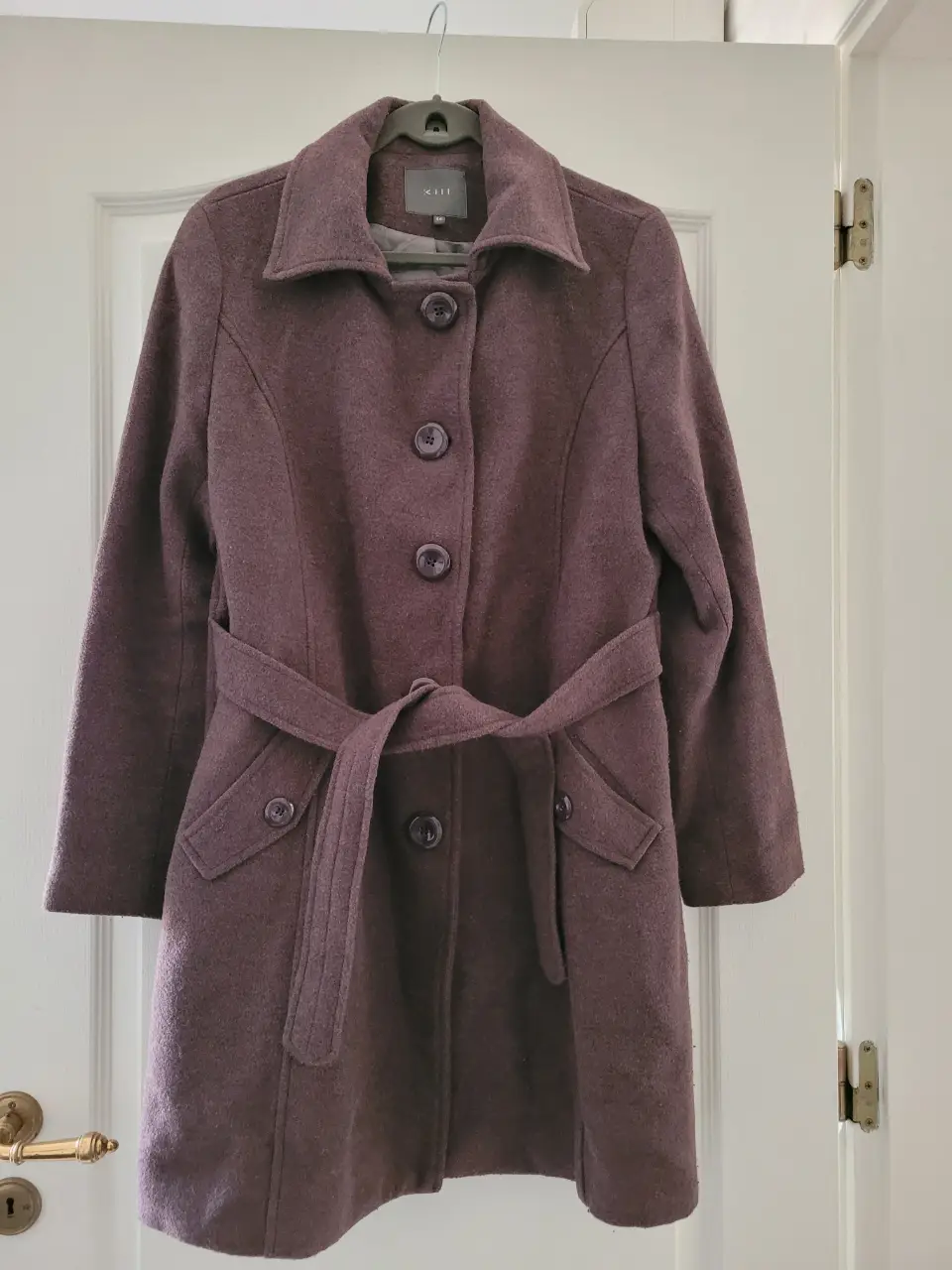 Tapado largo de paño color borravino, con cinturón y botones. Ideal para el invierno. Marca Kill