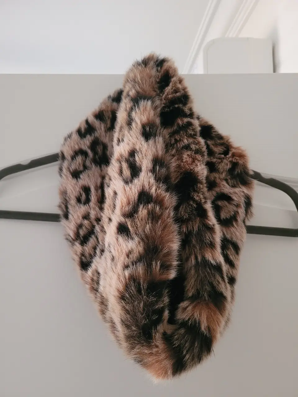 Cuello de piel sintética con estampado de leopardo. Ideal para abrigarte con estilo en invierno. Un accesorio de moda que complementa cualquier look.